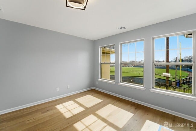 Photo - 704 Green Ln