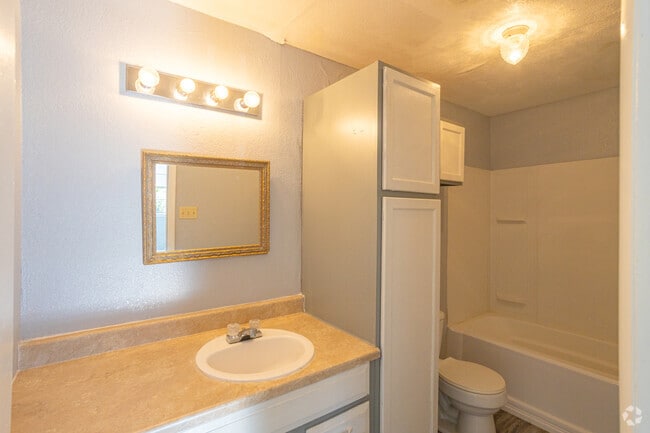 2BR, 2BA - 920SF
