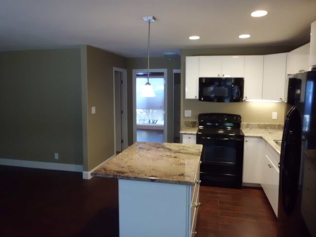 Building Photo - Spacious 1 bedroom/1 bathroom downstairs condominium. Unit 1036 Oak Grove Rd #77