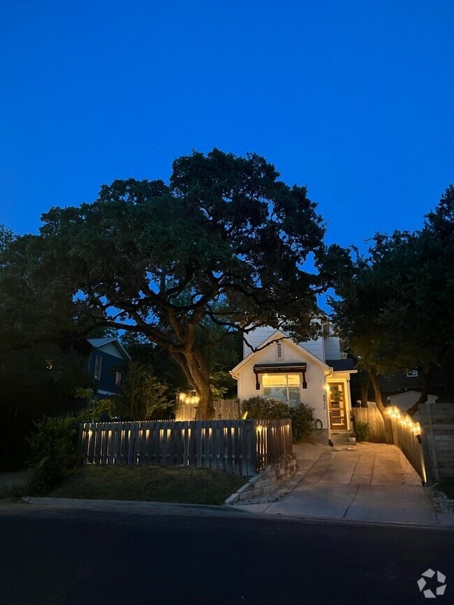 Building Photo - Beautiful 2/1.5 Home in HOT South Austin