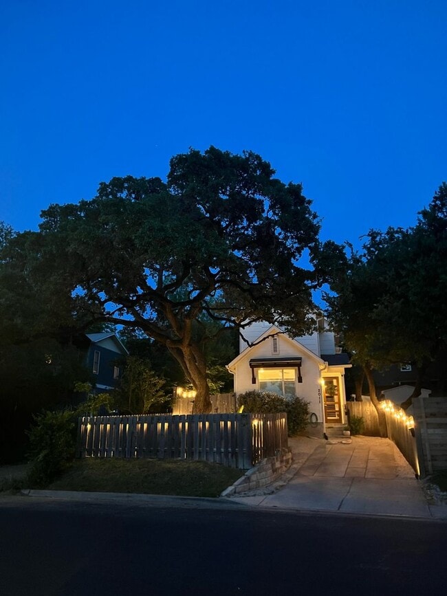 Beautiful 2/1.5 Home in HOT South Austin - Beautiful 2/1.5 Home in HOT South Austin