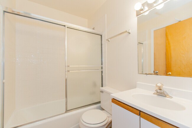 Photo - 2260 N Clark St Unit 2