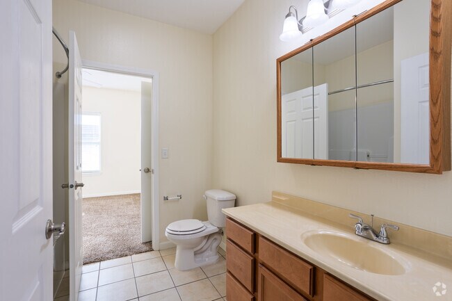 2BR, 2BA - 1033SF - Second Bathroom