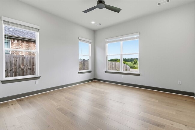 Photo - 930 Trestle Ln