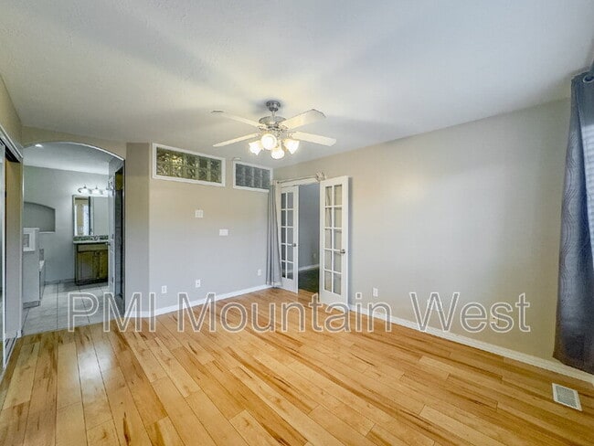 Photo - 208 Lyman Ln