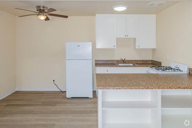 1BR, 1BA - 460SF - Kitchen / Dining Room