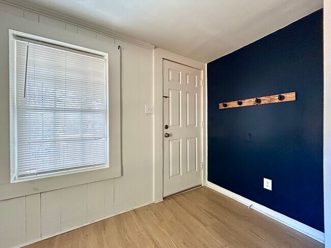 Photo - 532 E Iredell Ave Unit B