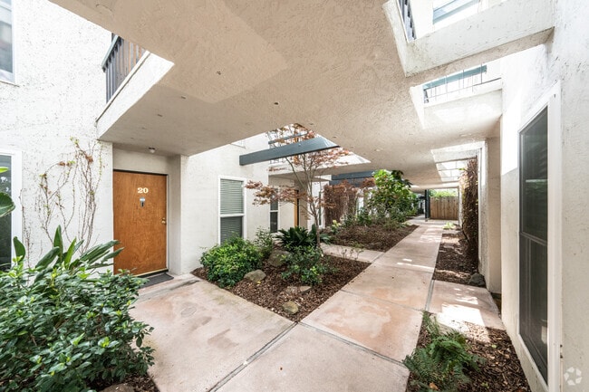 entrada - 1411 Creekside Dr