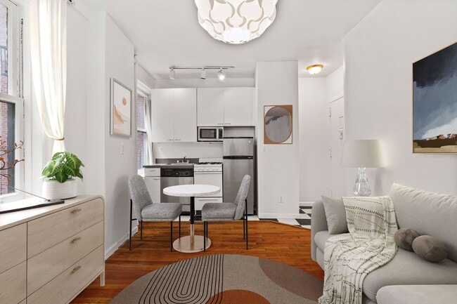 Photo - 140 W 71st St