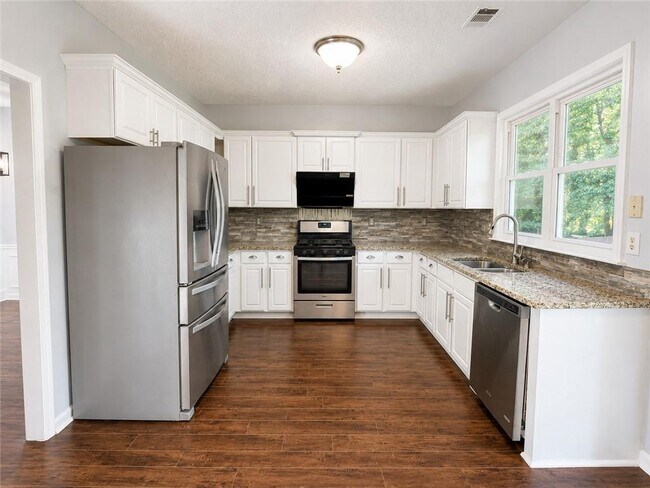 Photo - 535 Arncliffe Ct