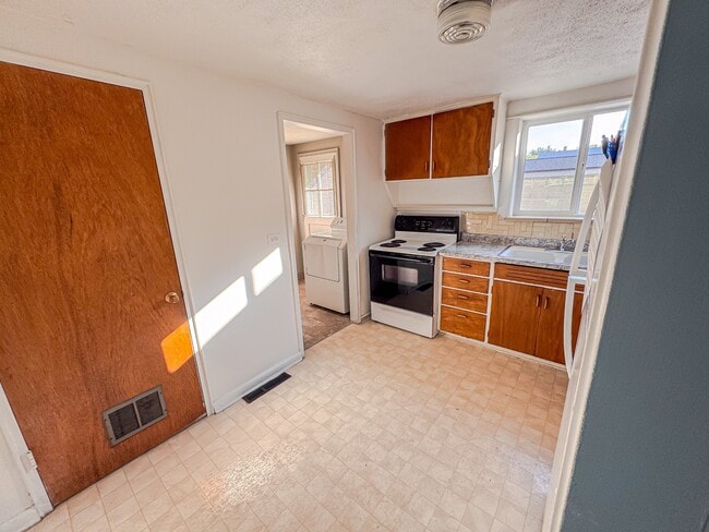 Photo - 1911 Hugur Ave