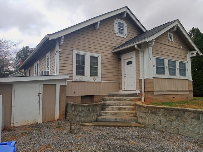 Building Photo - Gorgeous house walking distance from Biltmore Village available now!