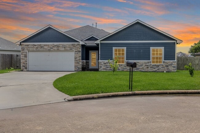Building Photo - 2422 Cardinal Dr