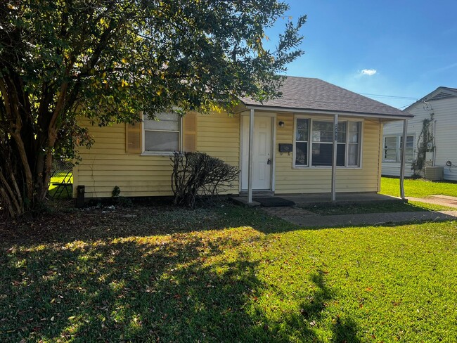 2/1 , $925.00 monthly - 2/1 , $925.00 monthly House