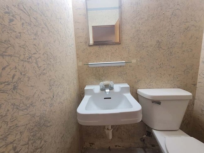 Building Photo - 704 W 1st St