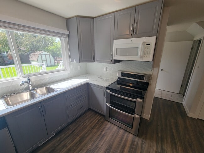 Photo - 14214-14232 32 St NW