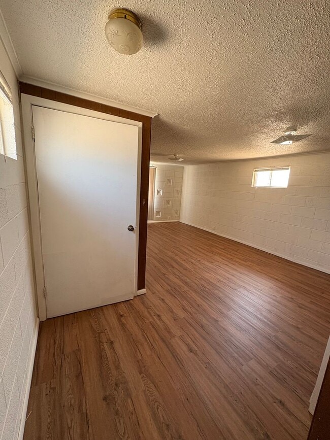 Building Photo - 1620 1/2 N. Grand Unit 1