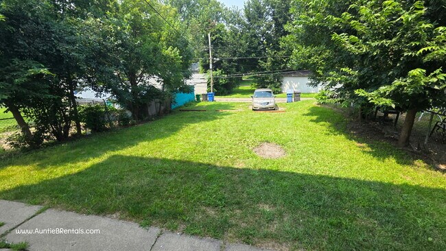 Great 2BR Duplex with a yard, Minneapolis - Bilingual landlords - open to S8