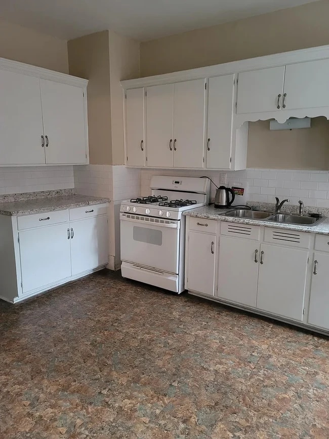 Kitchen - 446 W 7th St Unit 1st Floor