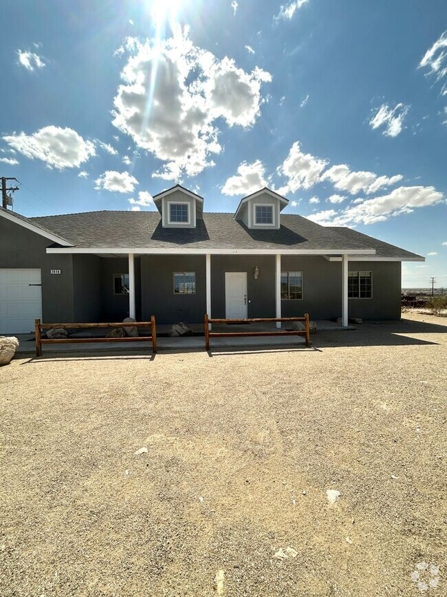 Building Photo - 3 Bedroom with open floor plan Rental