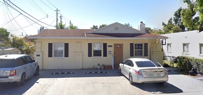 Building Photo - 2224 SW 11th St Unit 2