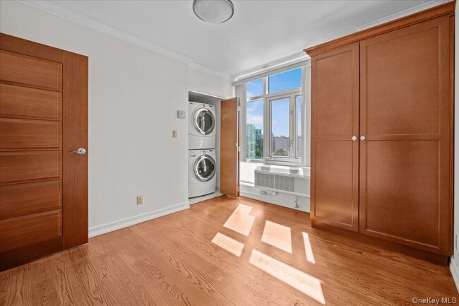 Building Photo - 3511 Cambridge Ave Unit 6B