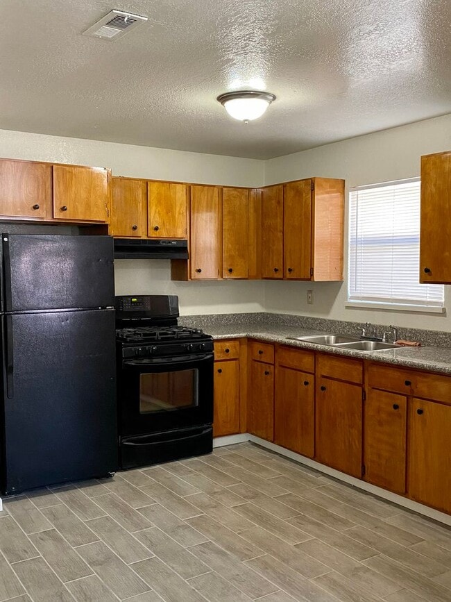 Building Photo - 3 bedroom unit with private laundry. 2 OFF... Rental