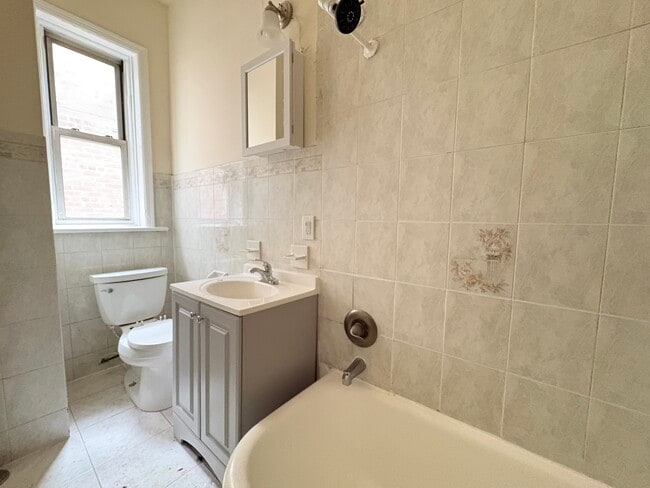 92 W 33rd St D1 - 93 W 33rd St Unit D1