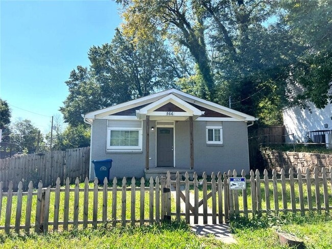 Photo - 566 Rockwell St SW