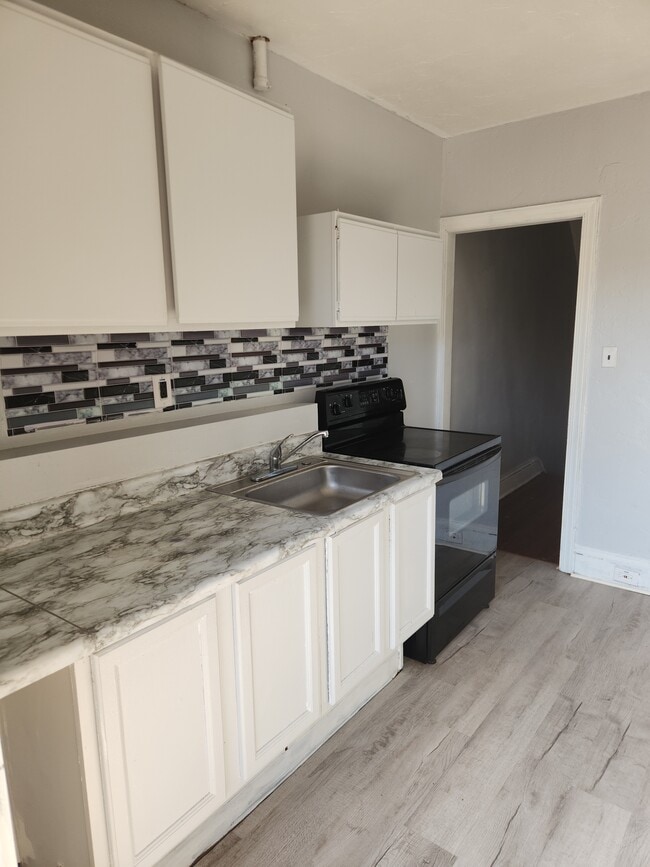 Building Photo - 736 W Poplar St Unit Apt 2