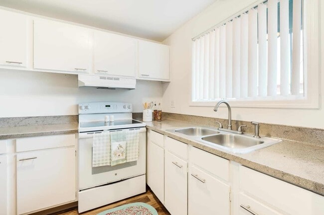 Building Photo - Colonial Villa Apartments