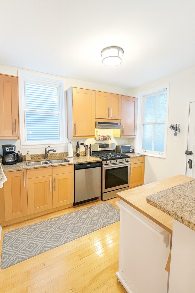 Photo - 1340 W Byron St Unit 01