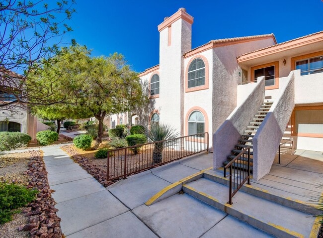 Building Photo - Gate Community! Must See!