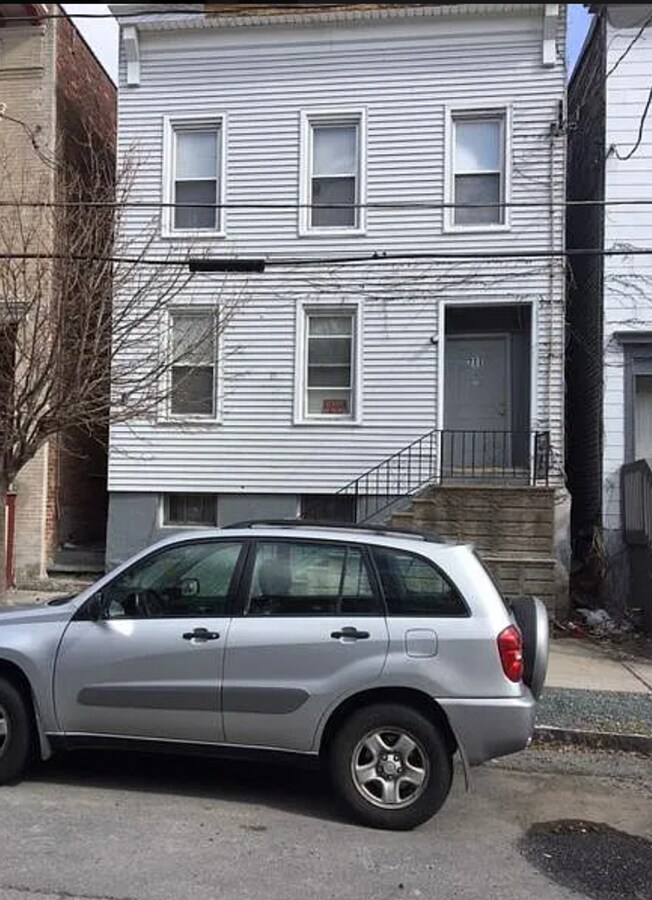 Photo - 711 State St
