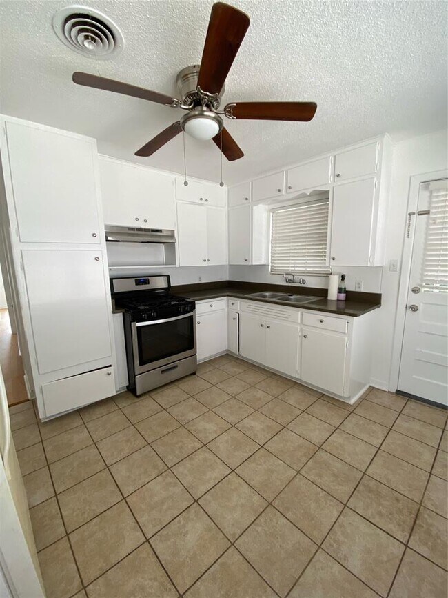 Photo - 1711 Brentwood St