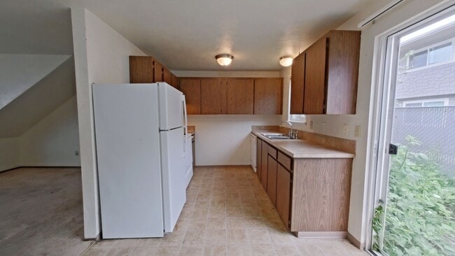 Photo - 2 Bed Townhouse Near Downtown with Assigned Parking Unidad 2563 SW Pickford #B