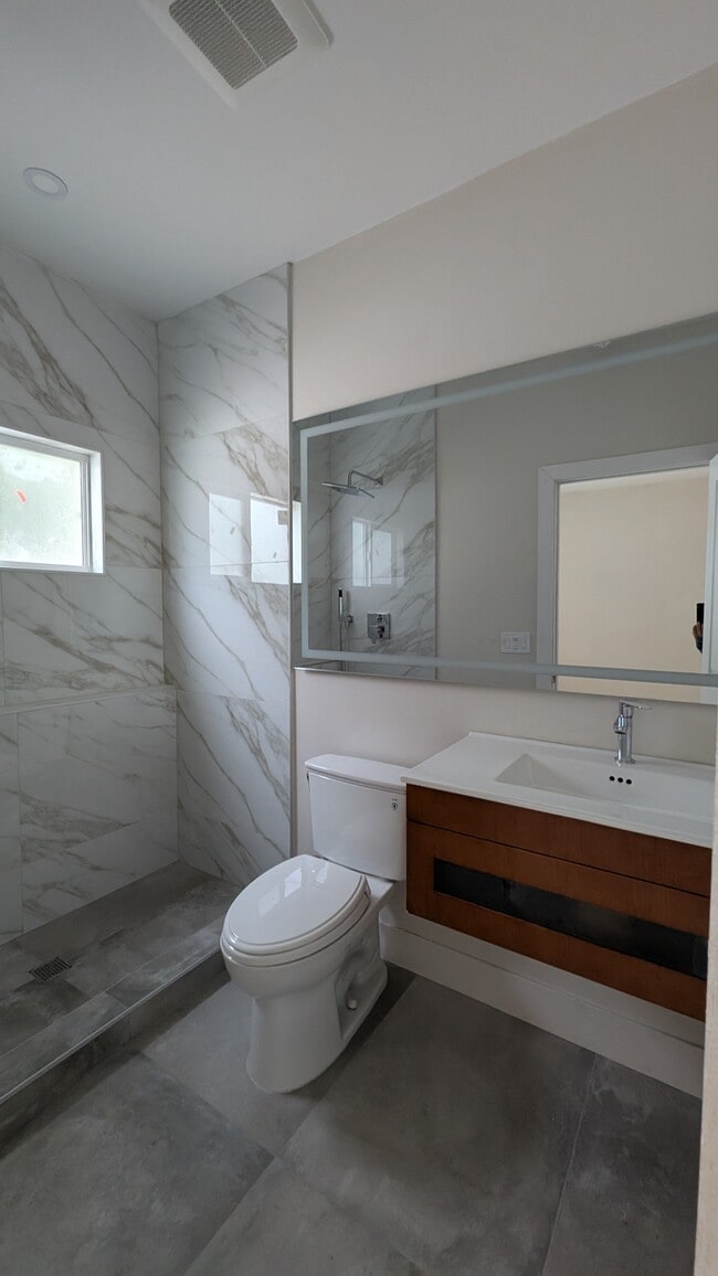 Baño principal - 102 Loma Vista Ct