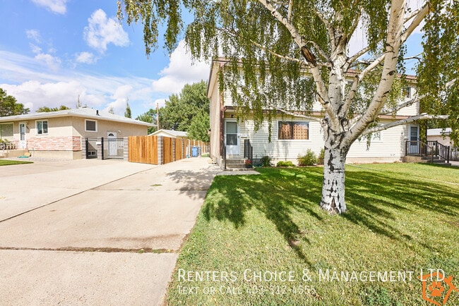 Building Photo - Pet Friendly Half Duplex with Fenced Yard