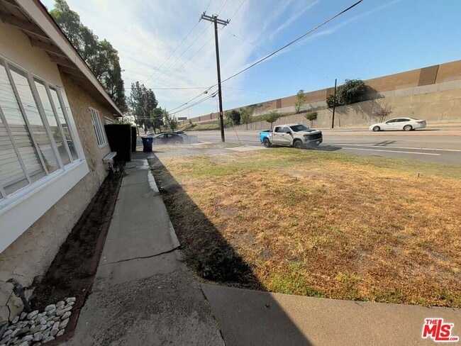 Photo - 7758 N Glenoaks Blvd