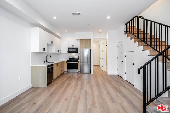 Building Photo - 11241 Morrison St Unit 2 Rental