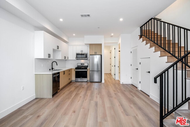 Photo - 11241 Morrison St Unidad 2 Rental
