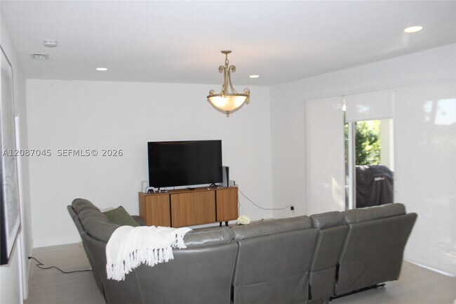 2568 Jardin Dr