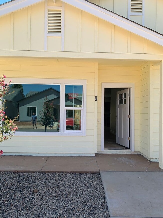 Building Photo - Newer Home for rent