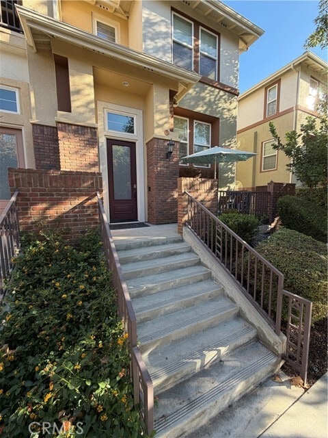 Building Photo - 615 W 1st St