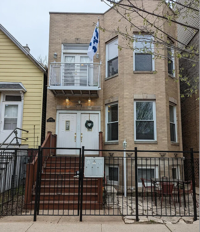 Photo - 2050 W Roscoe St House