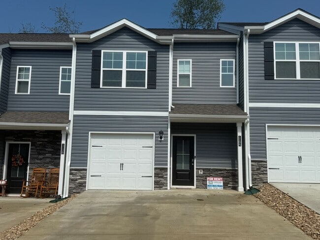 Building Photo - 2 Bedroom 1.5 Bath Townhome located in Jon...
