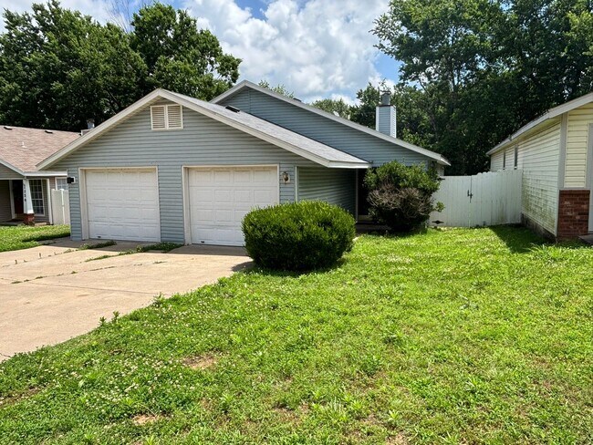 Photo - 2 Bedroom Duplex With NEW LVP Flooring In ...