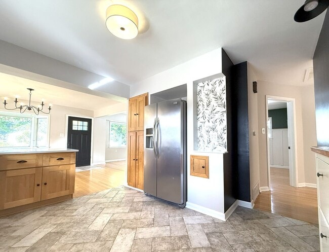 Building Photo - Gorgeous 3-bedroom single family home - Av...