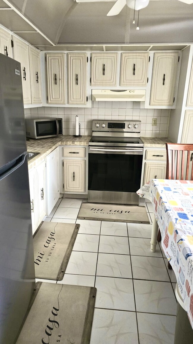 Building Photo - 2821 Somerset Dr Unit Somerset Rental