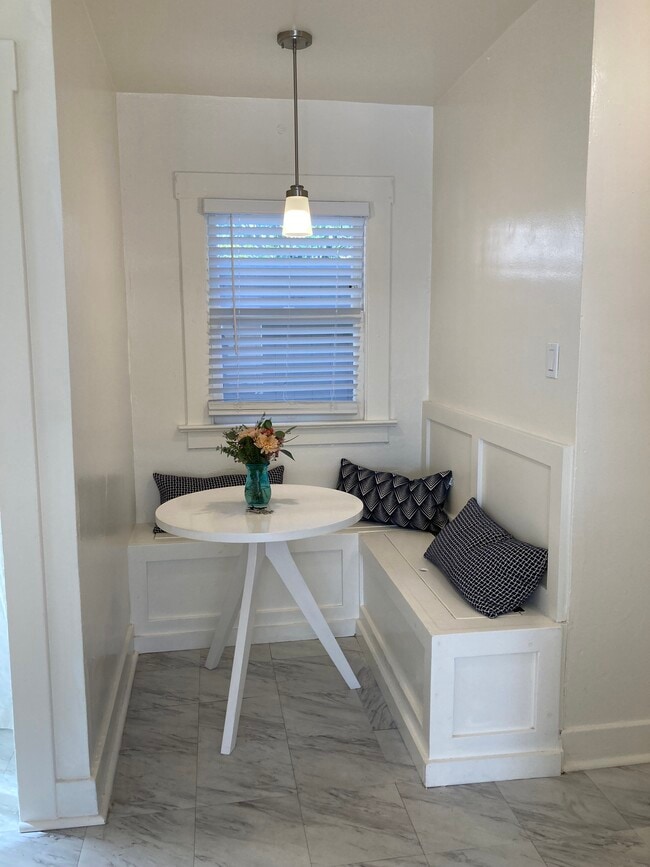 Building Photo - 129 S Broadway Unit 129 A